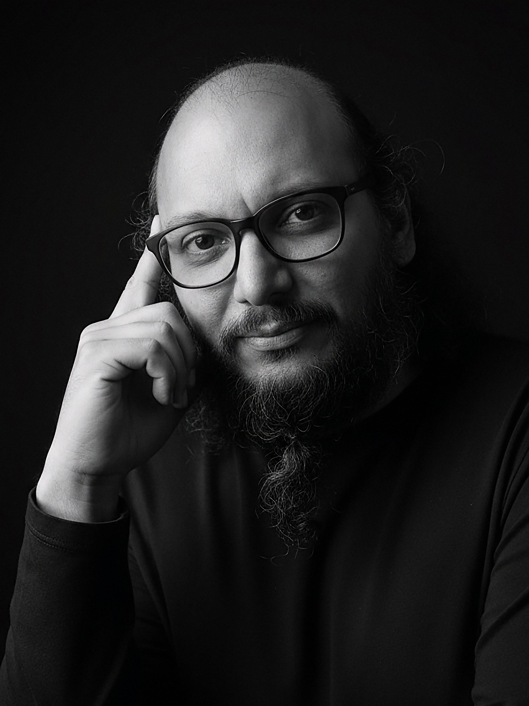Retrato del artista y diseñador YOel Almaguer